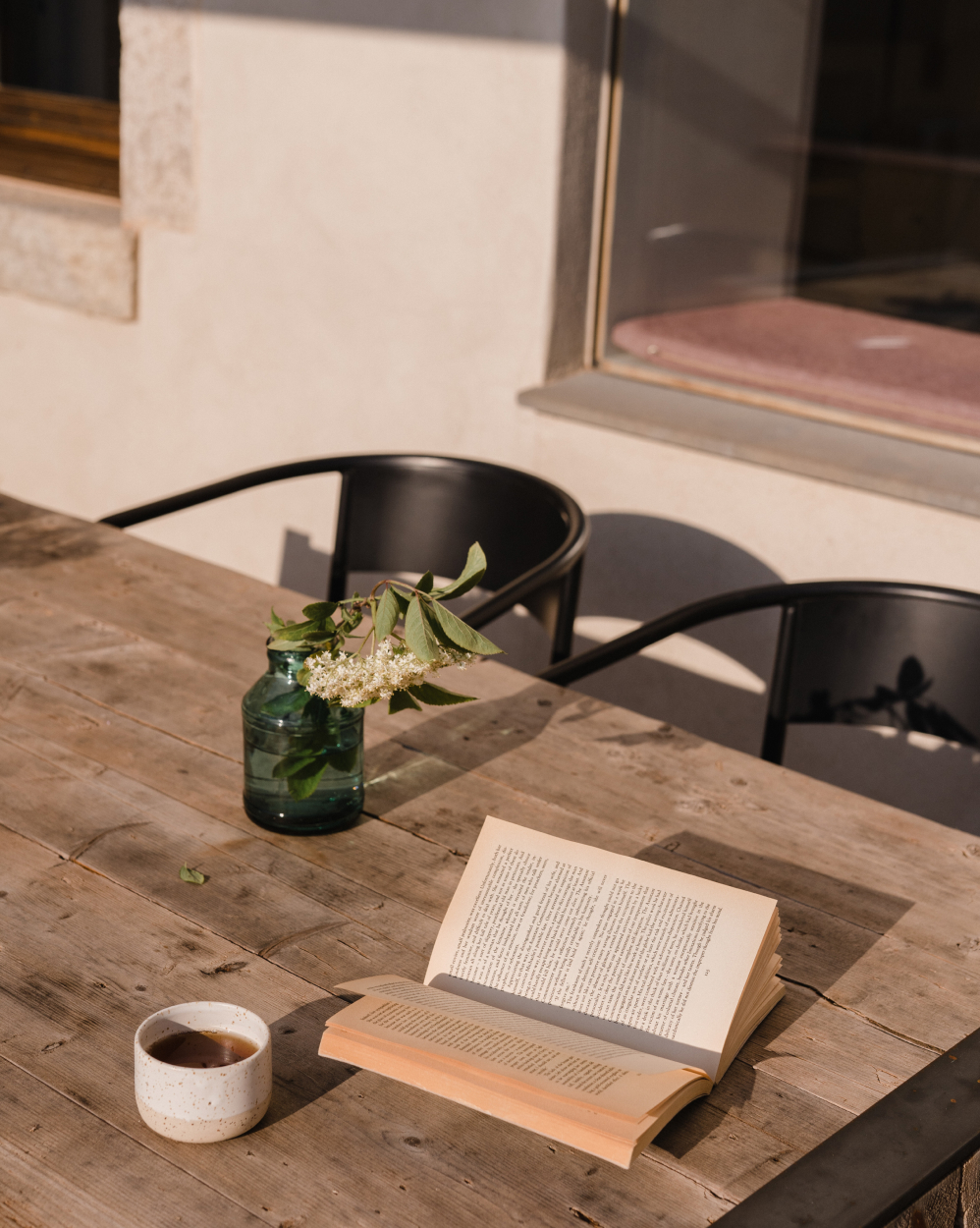 Ram, llibre i café a la terrassa Ramo, libro y café en la terraza Bouquet, book and coffee on the terrace