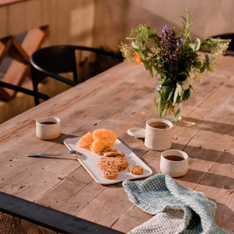 Detall d'un esmorzar a la terrassa Detalle de un desayuno en la terraza Detail of a breakfast on the terrace